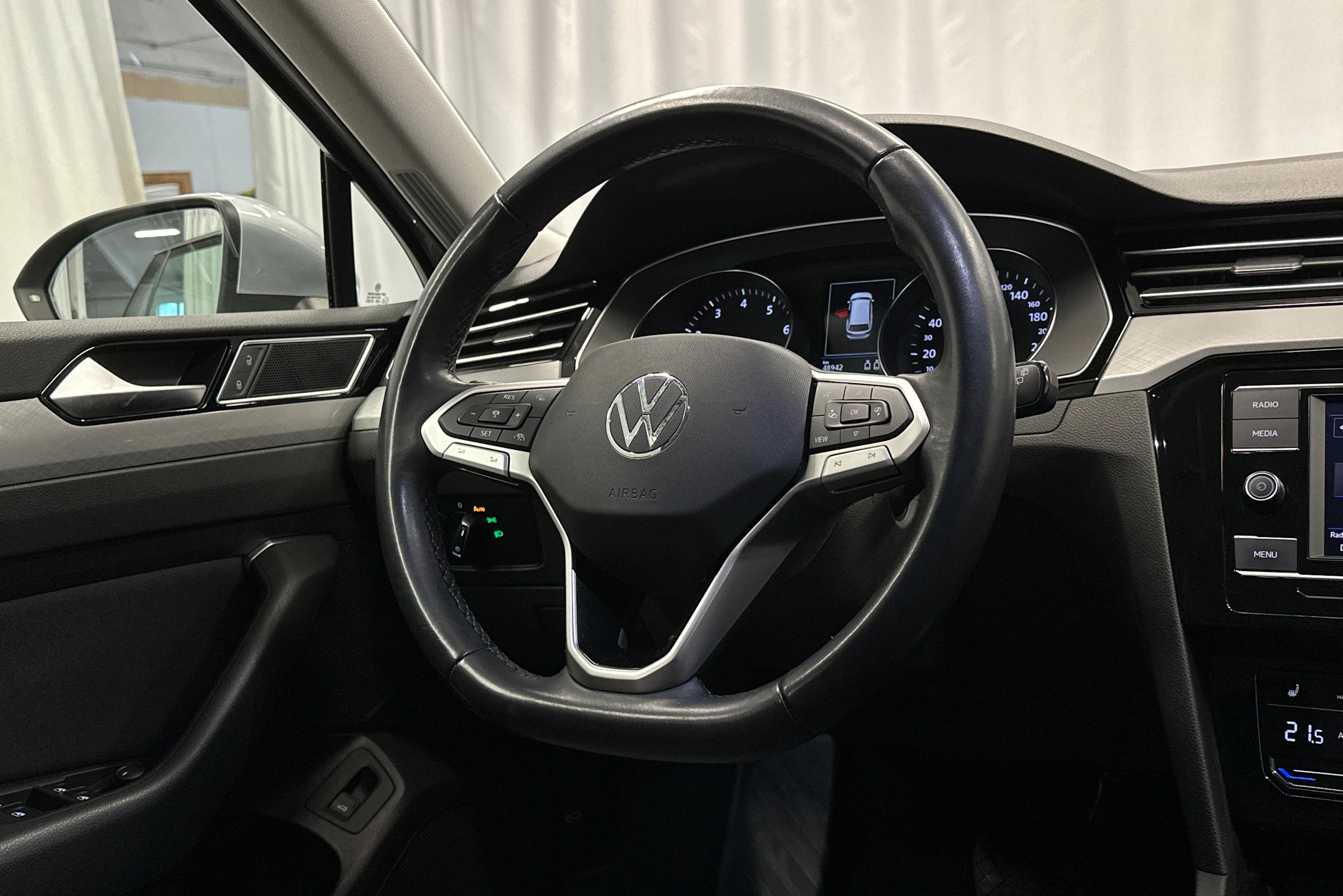 harmaa Volkswagen Passat 2024 kuva 14.