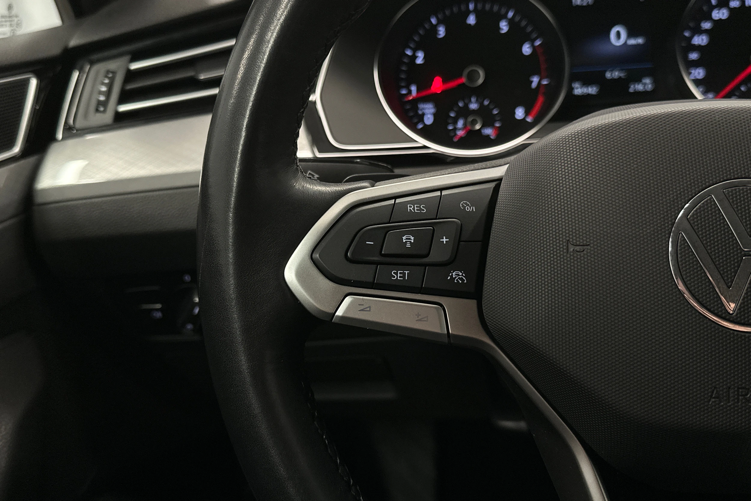harmaa Volkswagen Passat 2024 kuva 15.