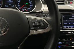harmaa Volkswagen Passat 2024 kuva 16.