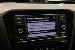 harmaa Volkswagen Passat 2024 kuva 19.