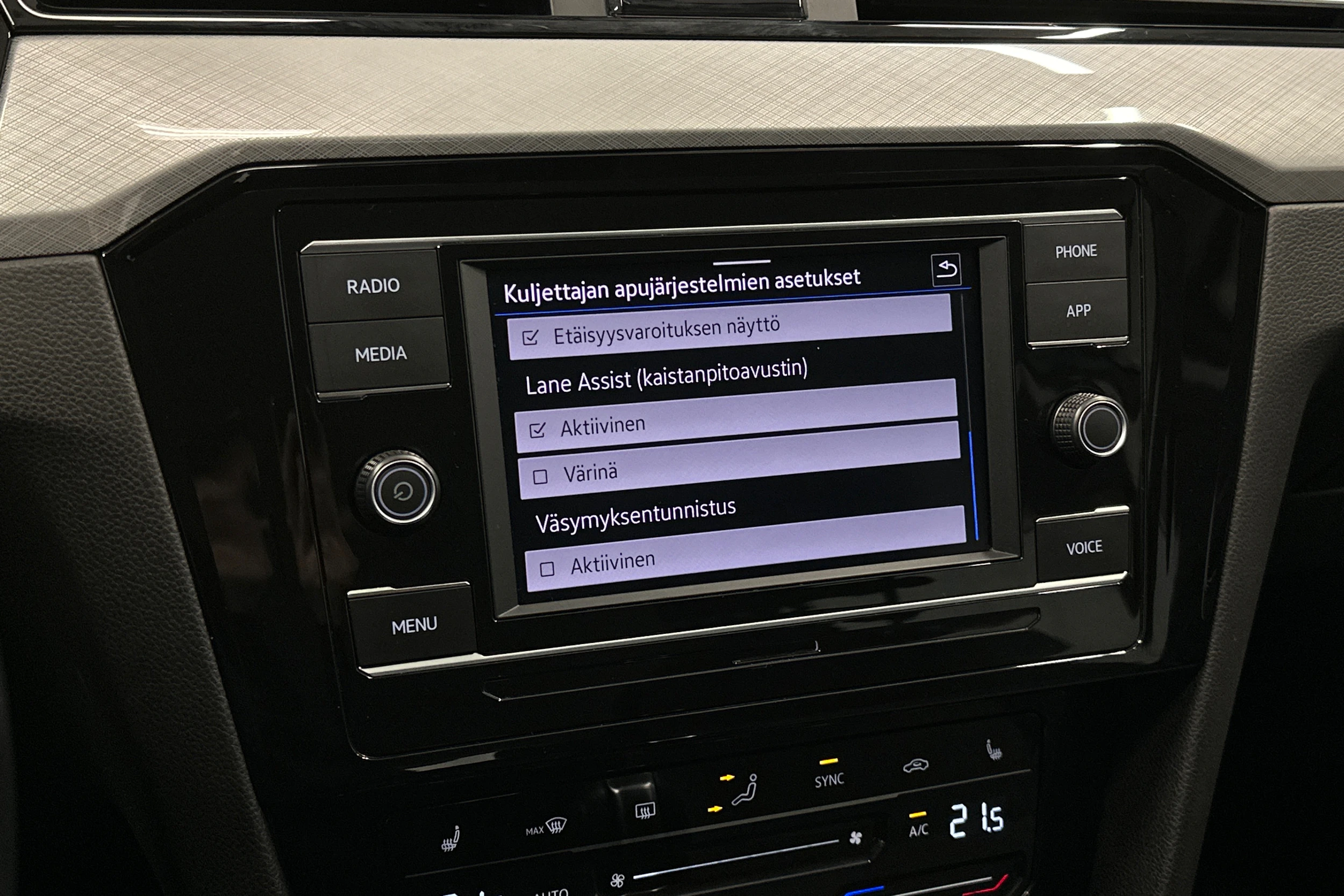 harmaa Volkswagen Passat 2024 kuva 20.