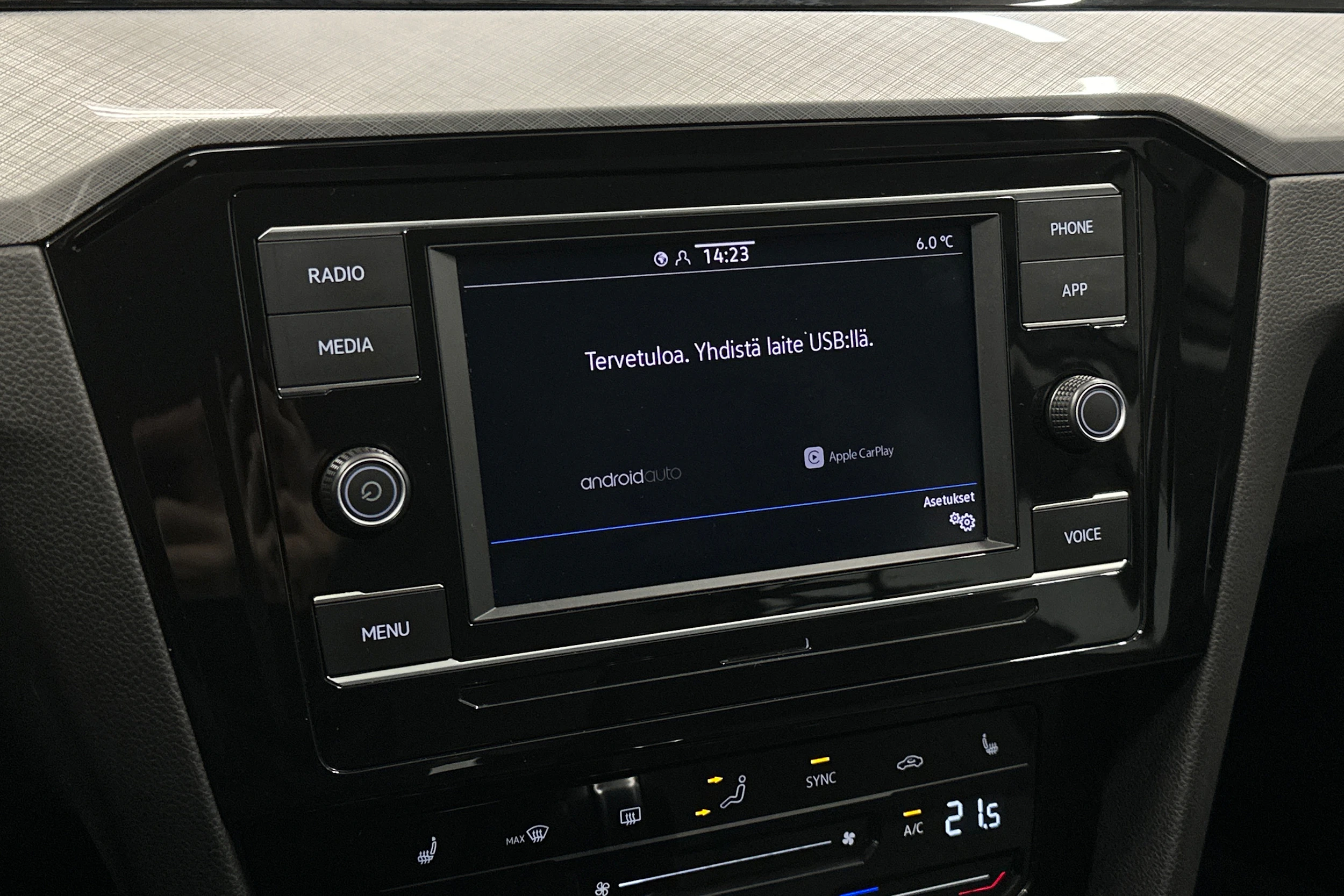 harmaa Volkswagen Passat 2024 kuva 21.