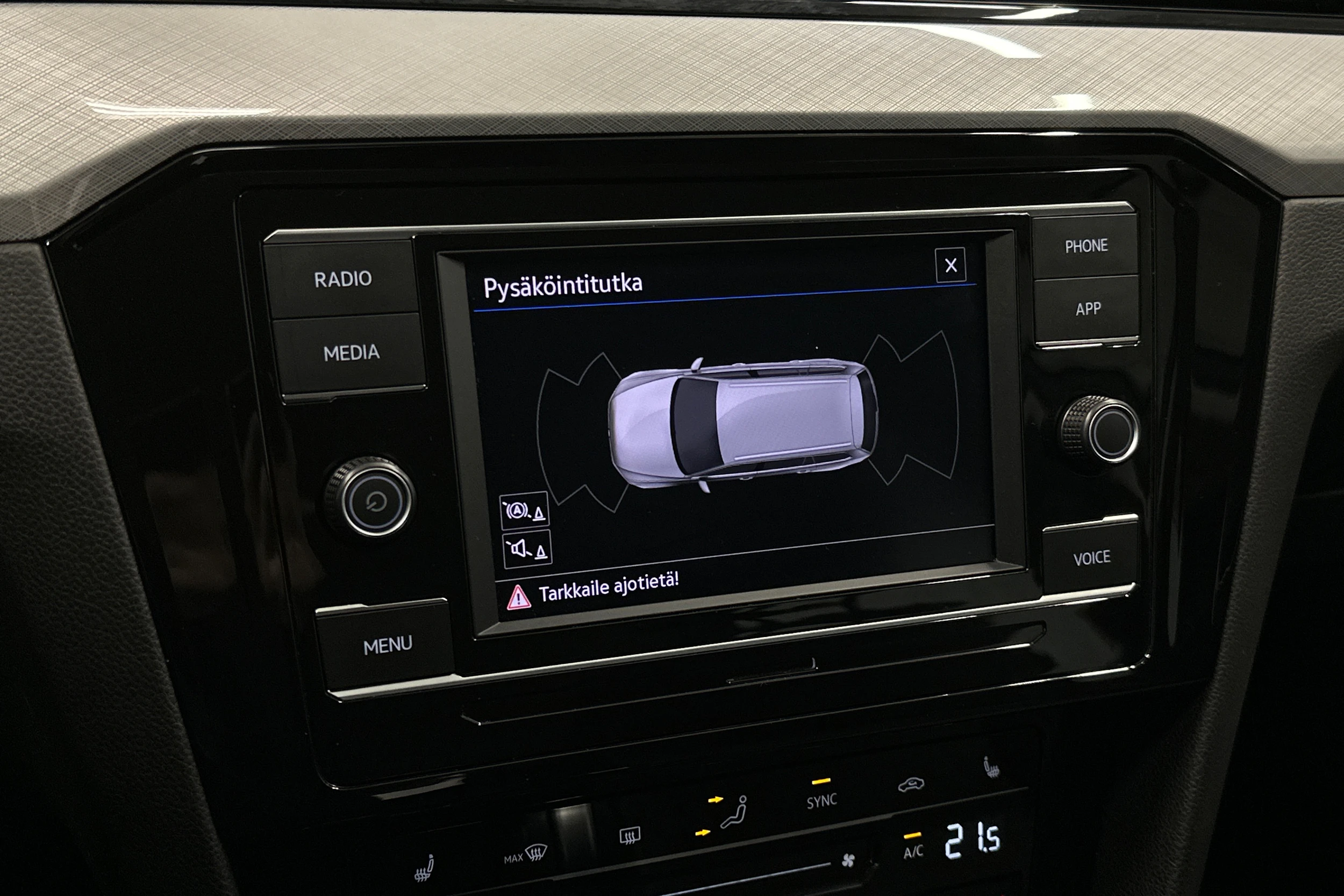 harmaa Volkswagen Passat 2024 kuva 22.