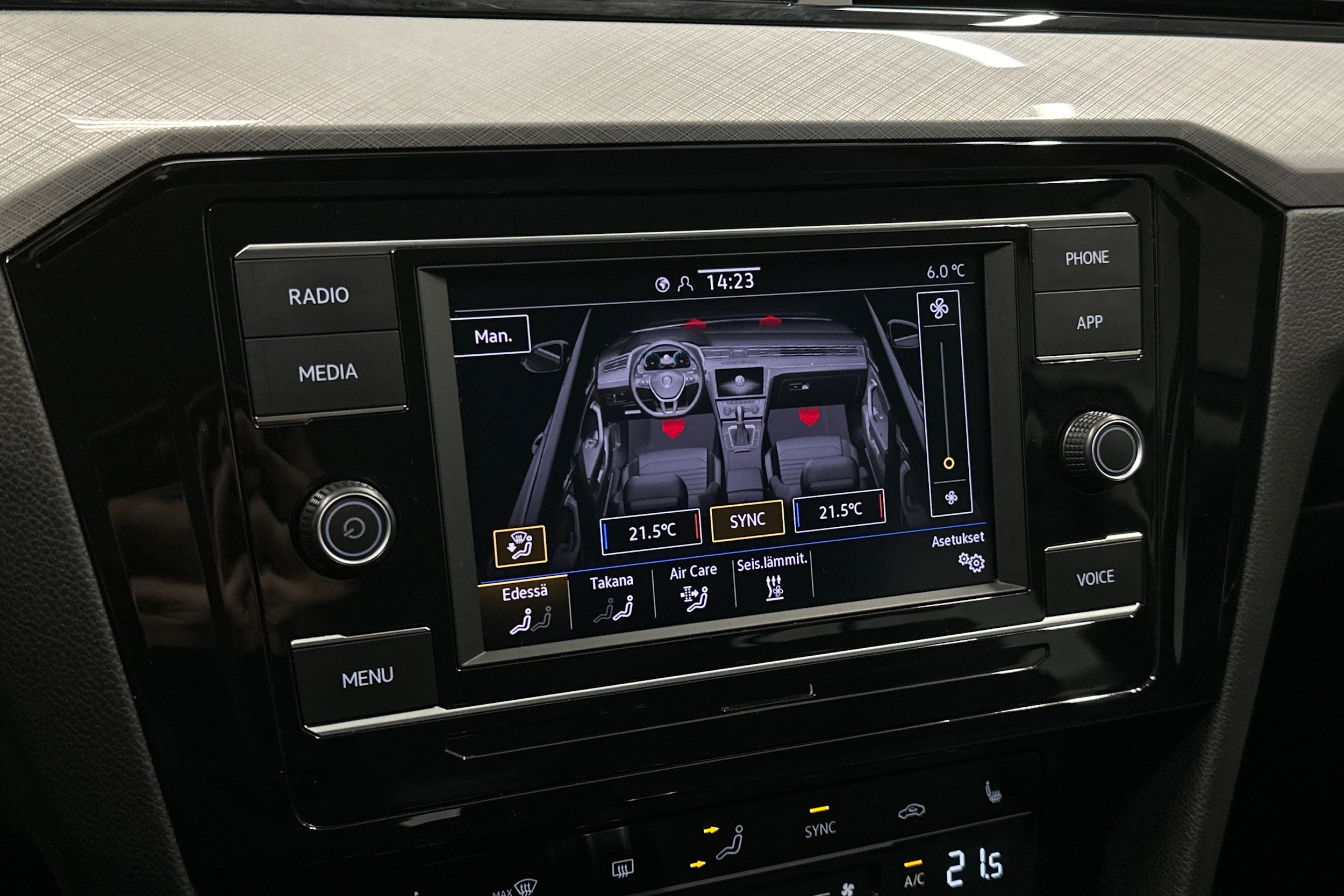 harmaa Volkswagen Passat 2024 kuva 23.