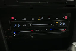 harmaa Volkswagen Passat 2024 kuva 25.