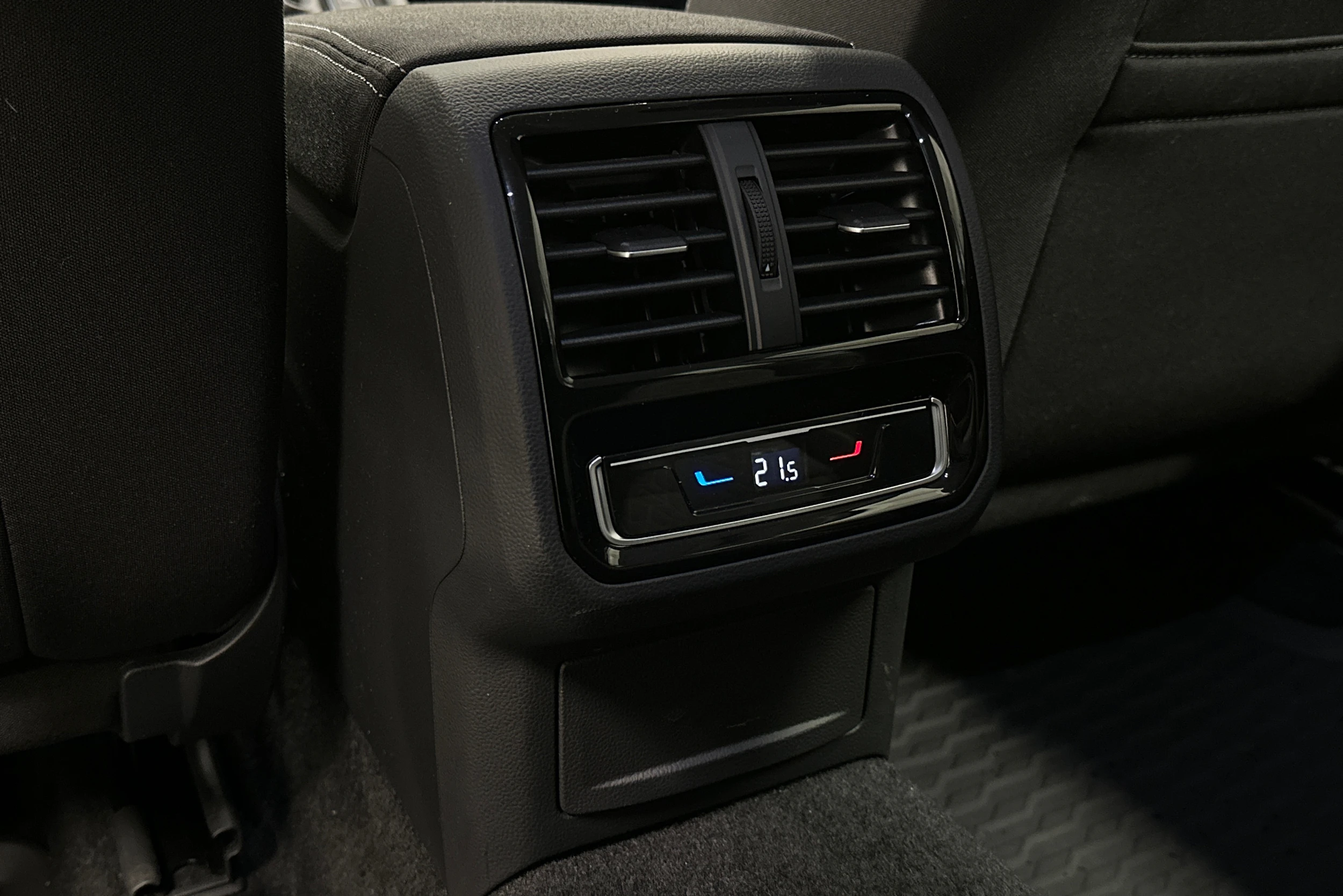 harmaa Volkswagen Passat 2024 kuva 26.