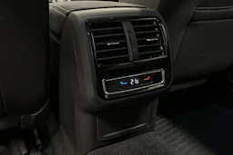 harmaa Volkswagen Passat 2024 kuva 26.