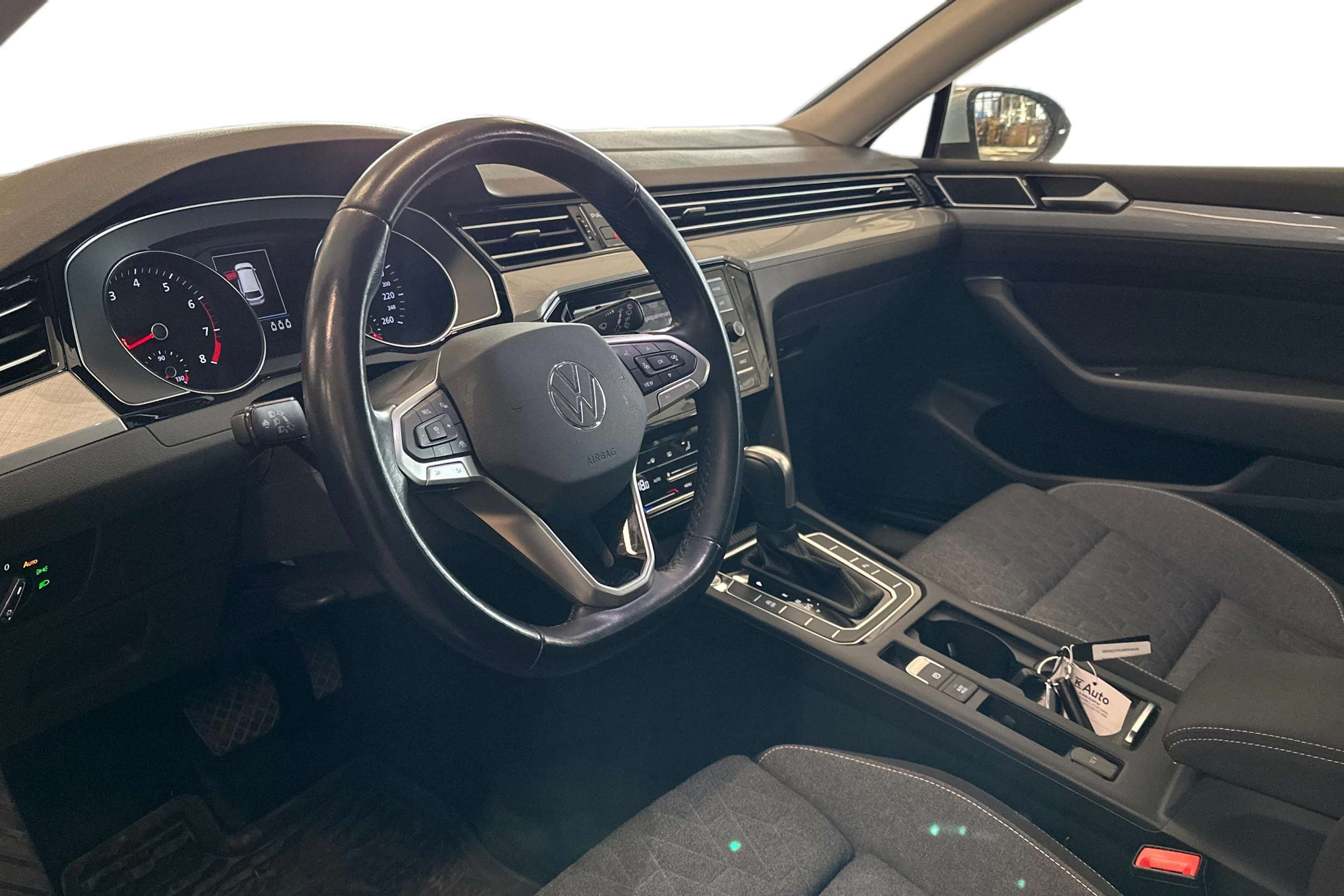 harmaa Volkswagen Passat 2024 kuva 3.