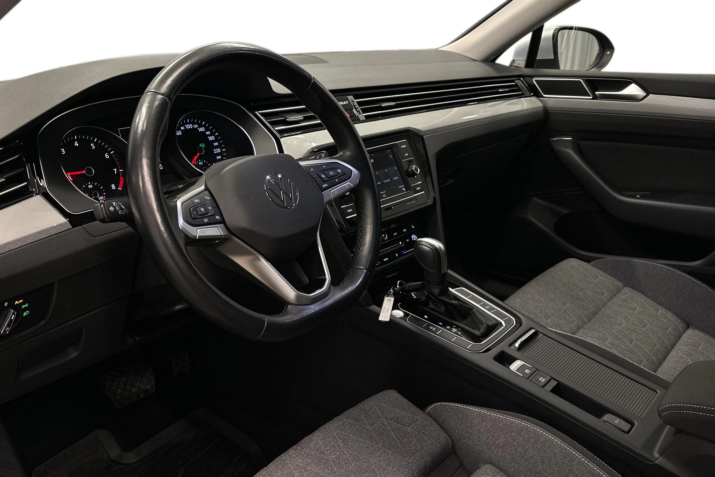 harmaa Volkswagen Passat 2024 kuva 6.