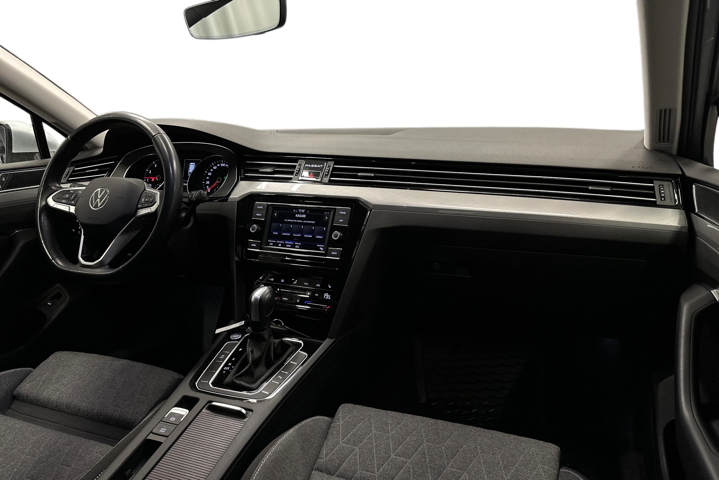harmaa Volkswagen Passat 2024 kuva 7.