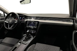 harmaa Volkswagen Passat 2024 kuva 7.
