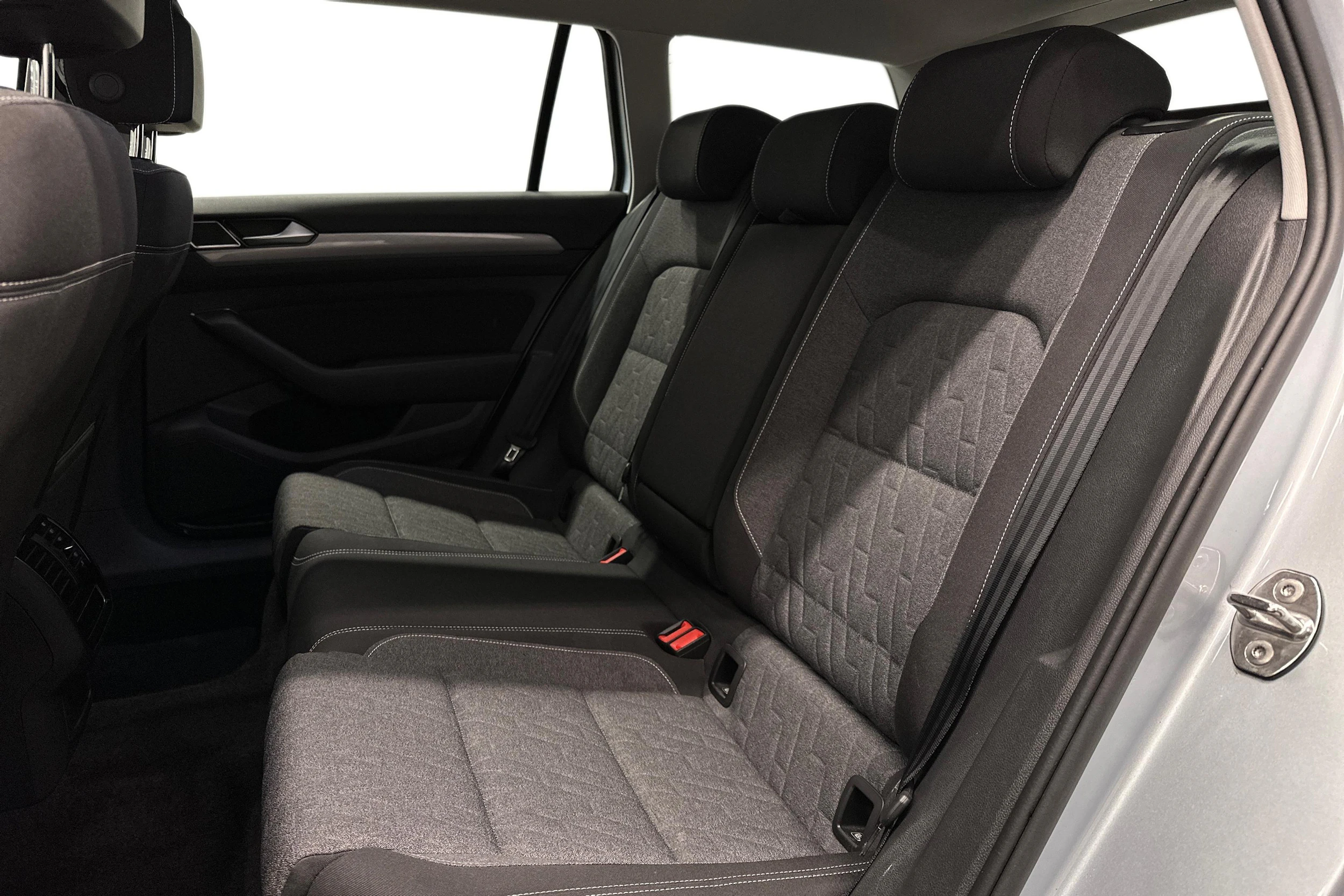 harmaa Volkswagen Passat 2024 kuva 8.