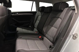 harmaa Volkswagen Passat 2024 kuva 8.