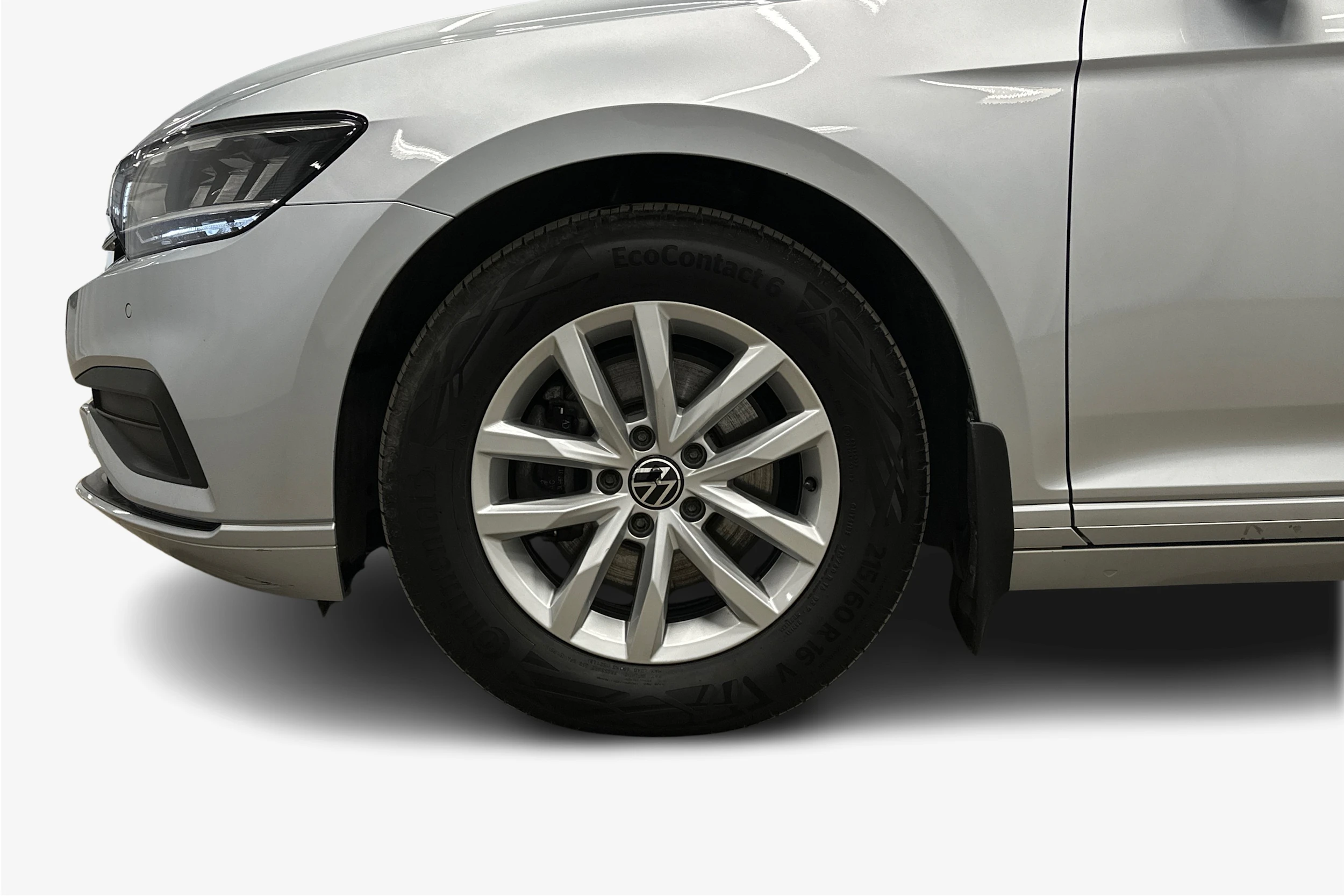 harmaa Volkswagen Passat 2024 kuva 9.