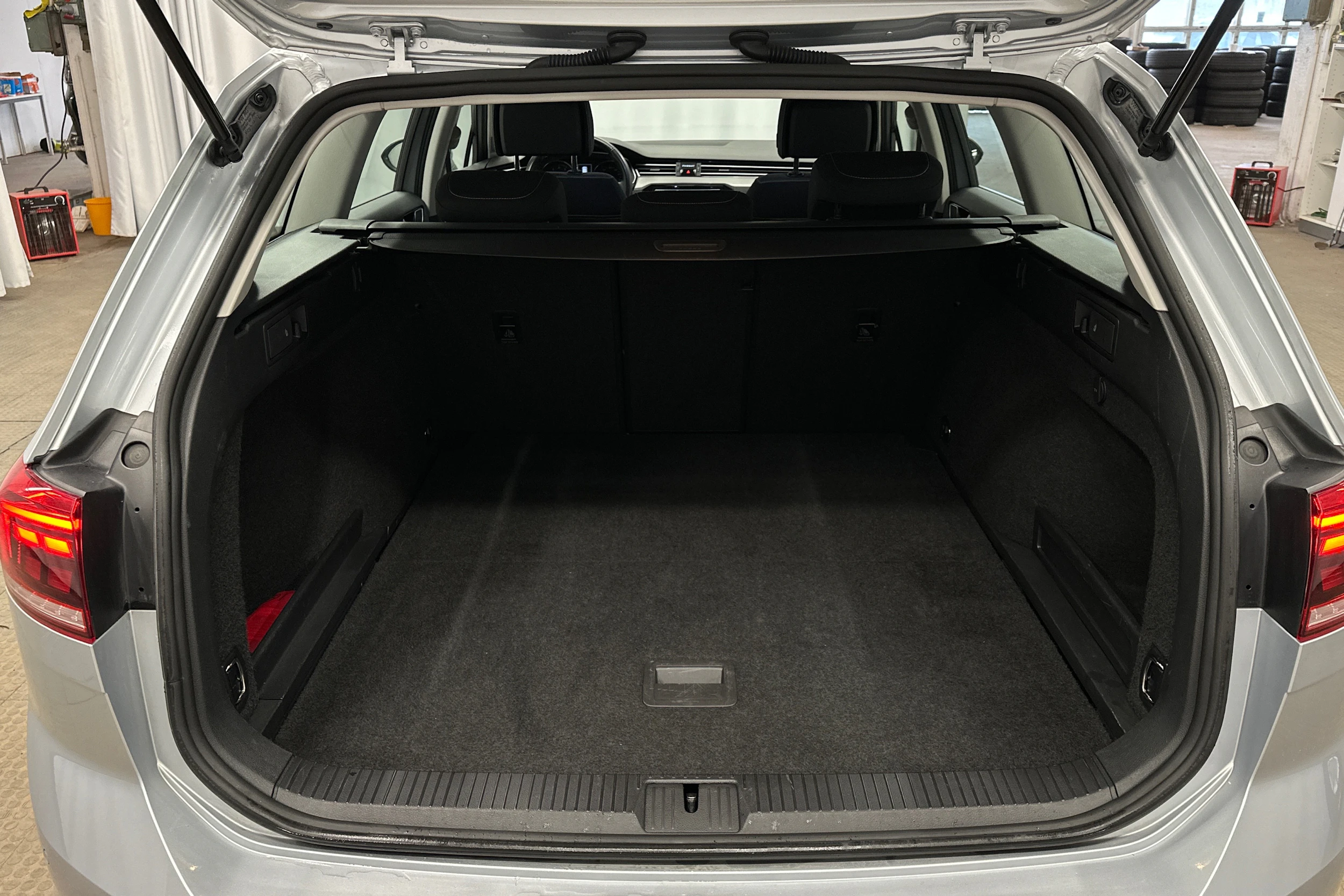 harmaa Volkswagen Passat 2024 kuva 11.