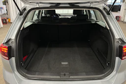 harmaa Volkswagen Passat 2024 kuva 11.