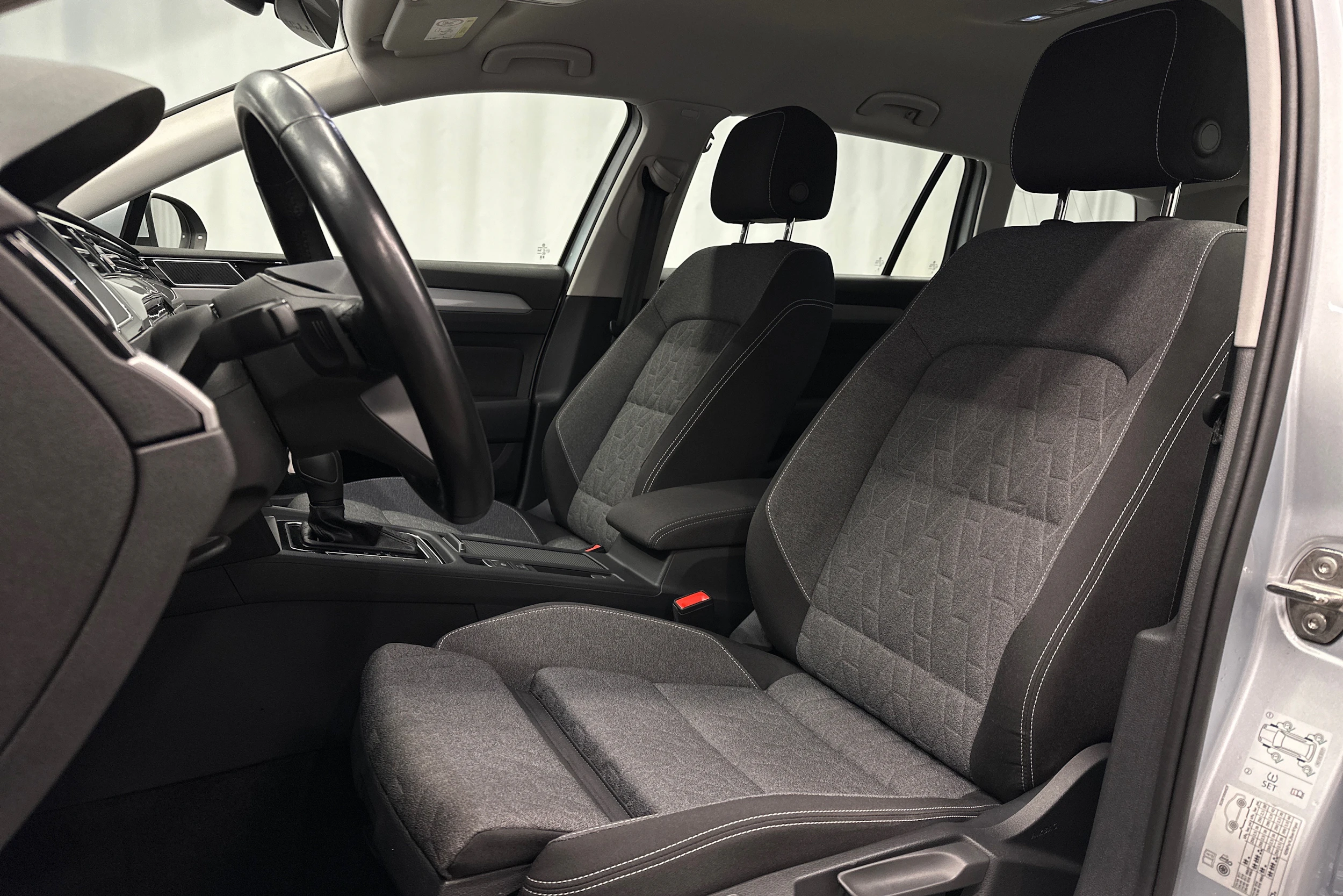 harmaa Volkswagen Passat 2024 kuva 12.