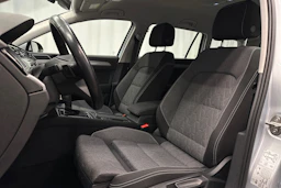 harmaa Volkswagen Passat 2024 kuva 12.