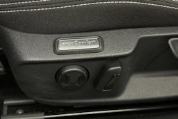 harmaa Volkswagen Passat 2024 kuva 13.