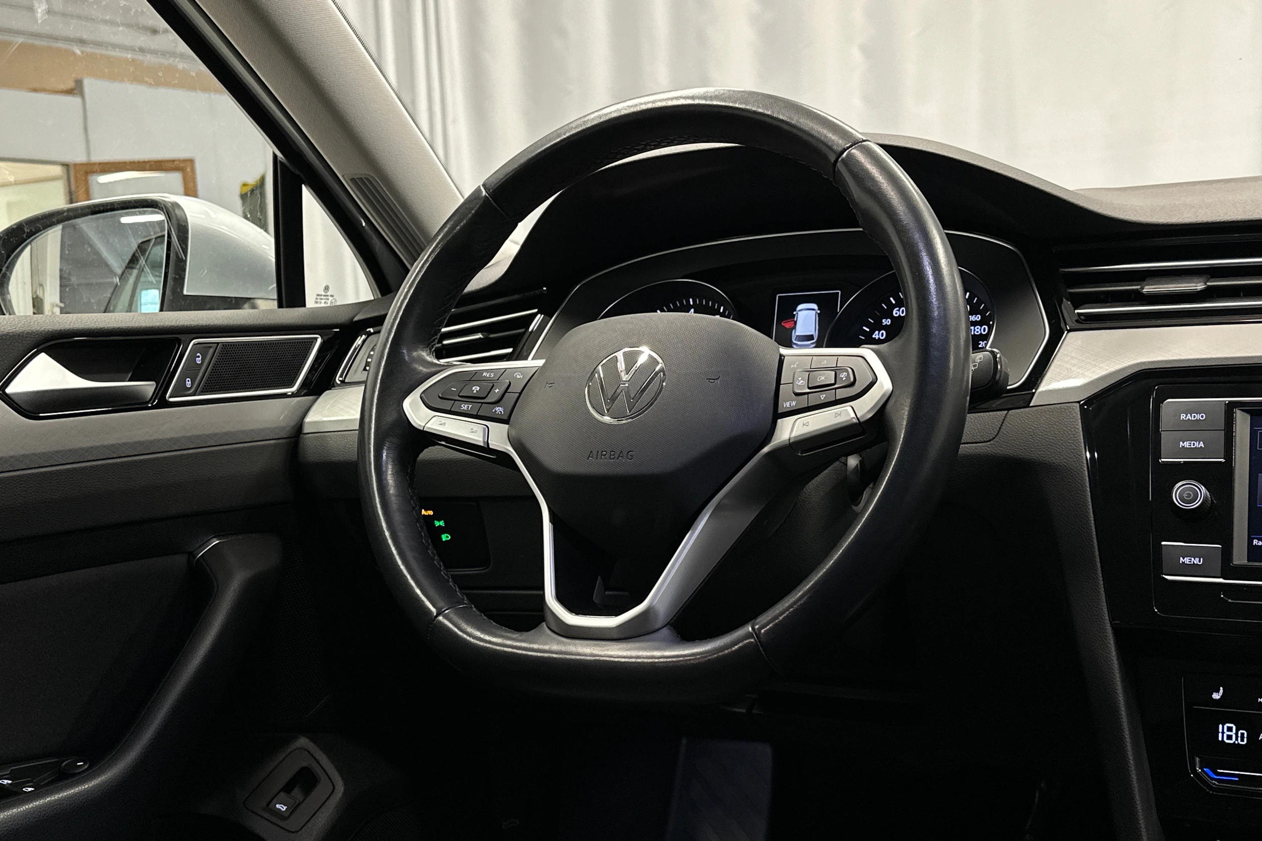 harmaa Volkswagen Passat 2024 kuva 14.