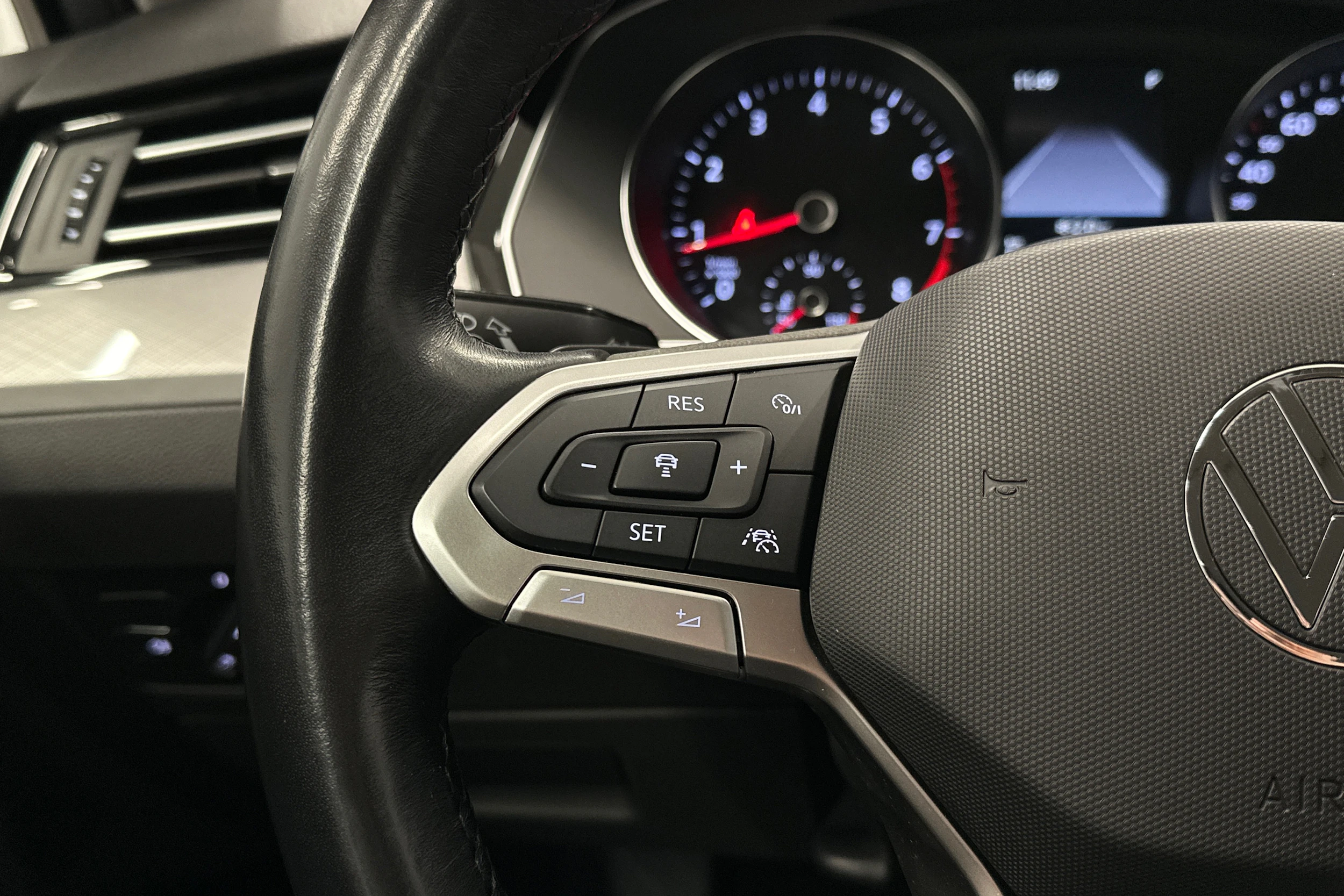 harmaa Volkswagen Passat 2024 kuva 15.