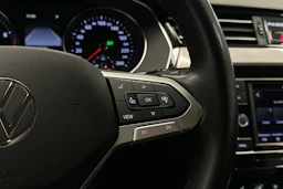 harmaa Volkswagen Passat 2024 kuva 16.