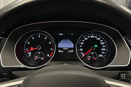 harmaa Volkswagen Passat 2024 kuva 18.