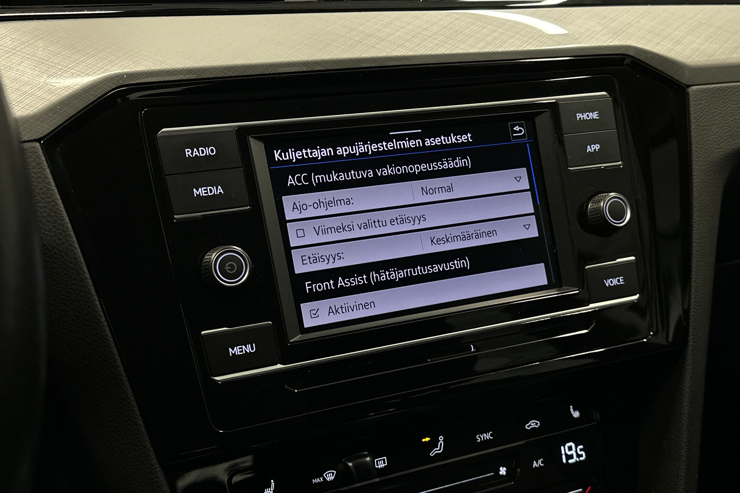 harmaa Volkswagen Passat 2024 kuva 20.