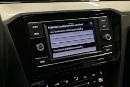 harmaa Volkswagen Passat 2024 kuva 20.