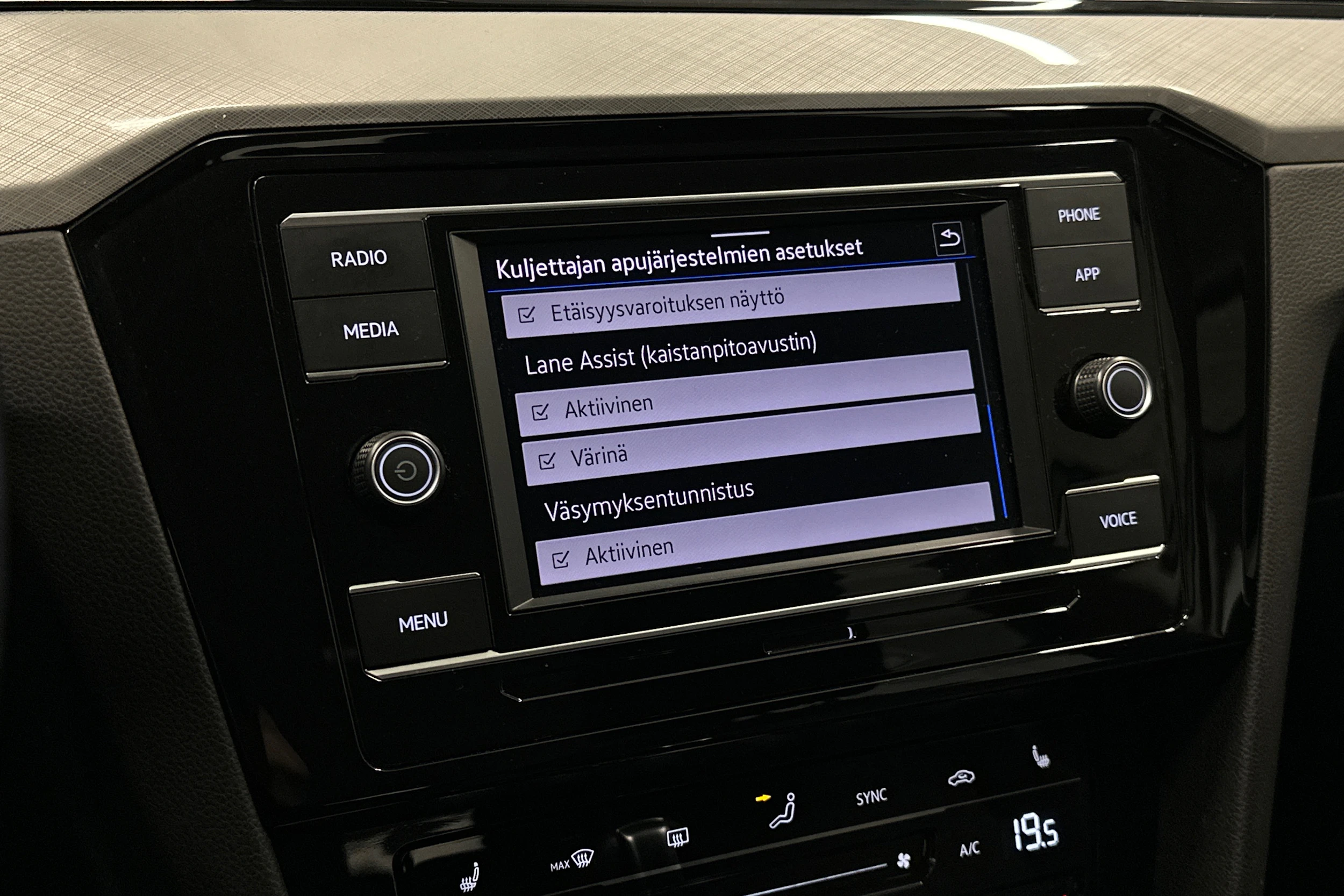 harmaa Volkswagen Passat 2024 kuva 21.