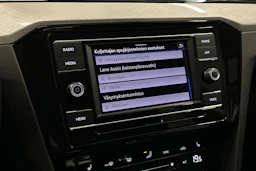 harmaa Volkswagen Passat 2024 kuva 21.