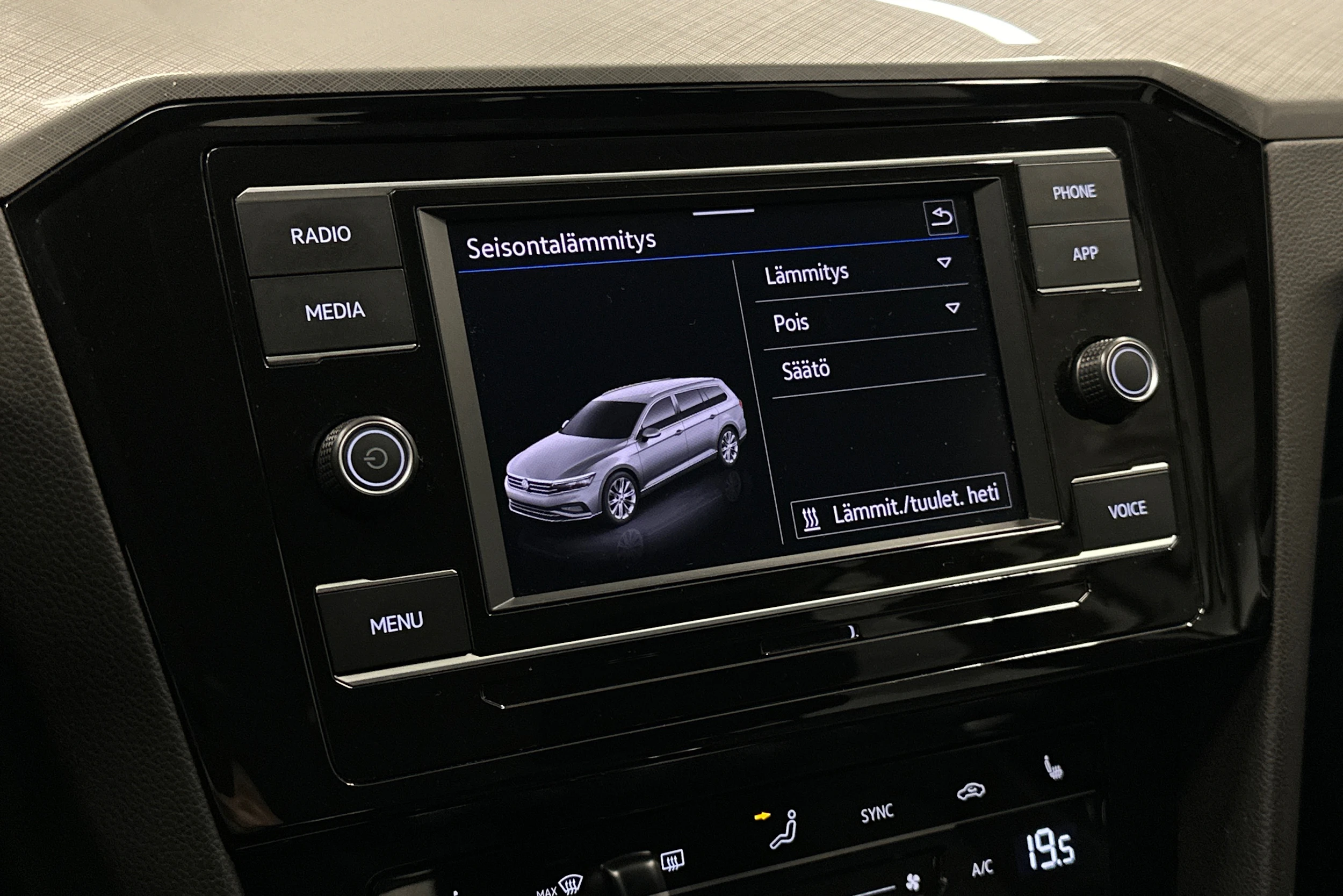 harmaa Volkswagen Passat 2024 kuva 23.