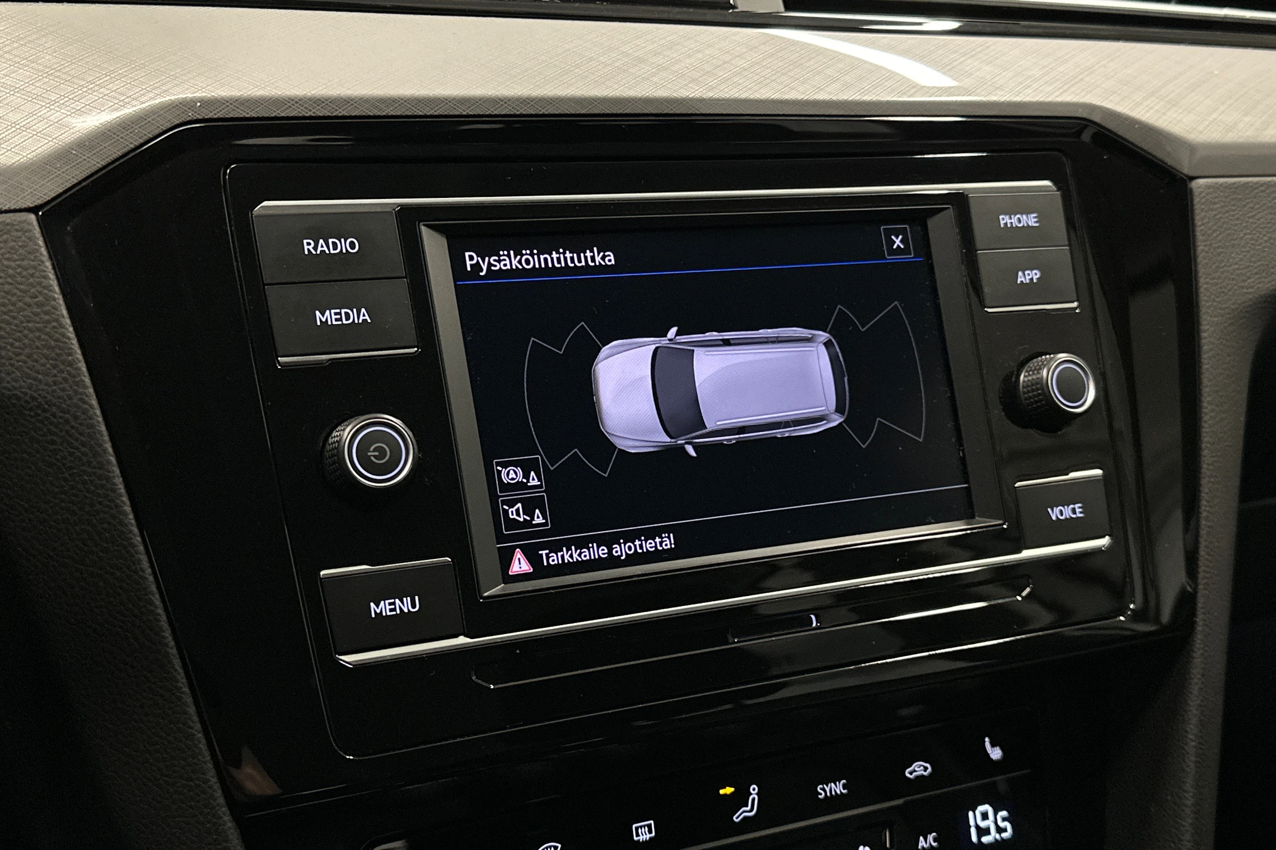 harmaa Volkswagen Passat 2024 kuva 24.