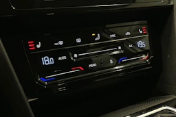 harmaa Volkswagen Passat 2024 kuva 25.