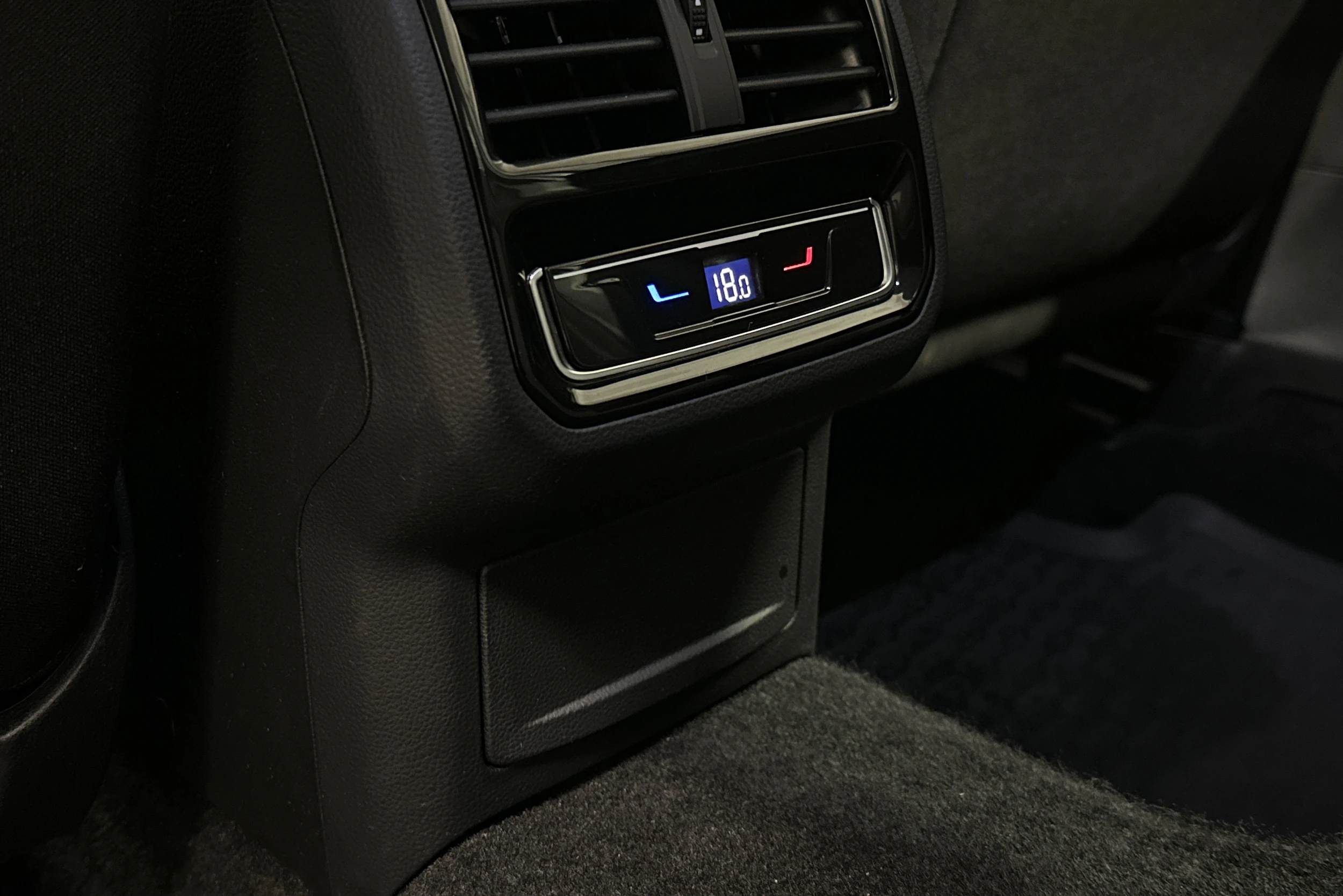 harmaa Volkswagen Passat 2024 kuva 26.