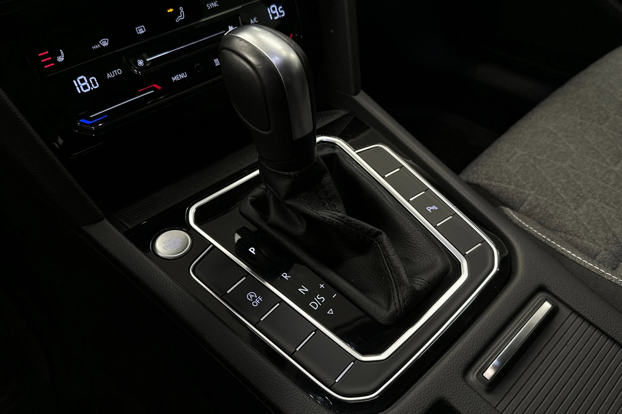 harmaa Volkswagen Passat 2024 kuva 27.