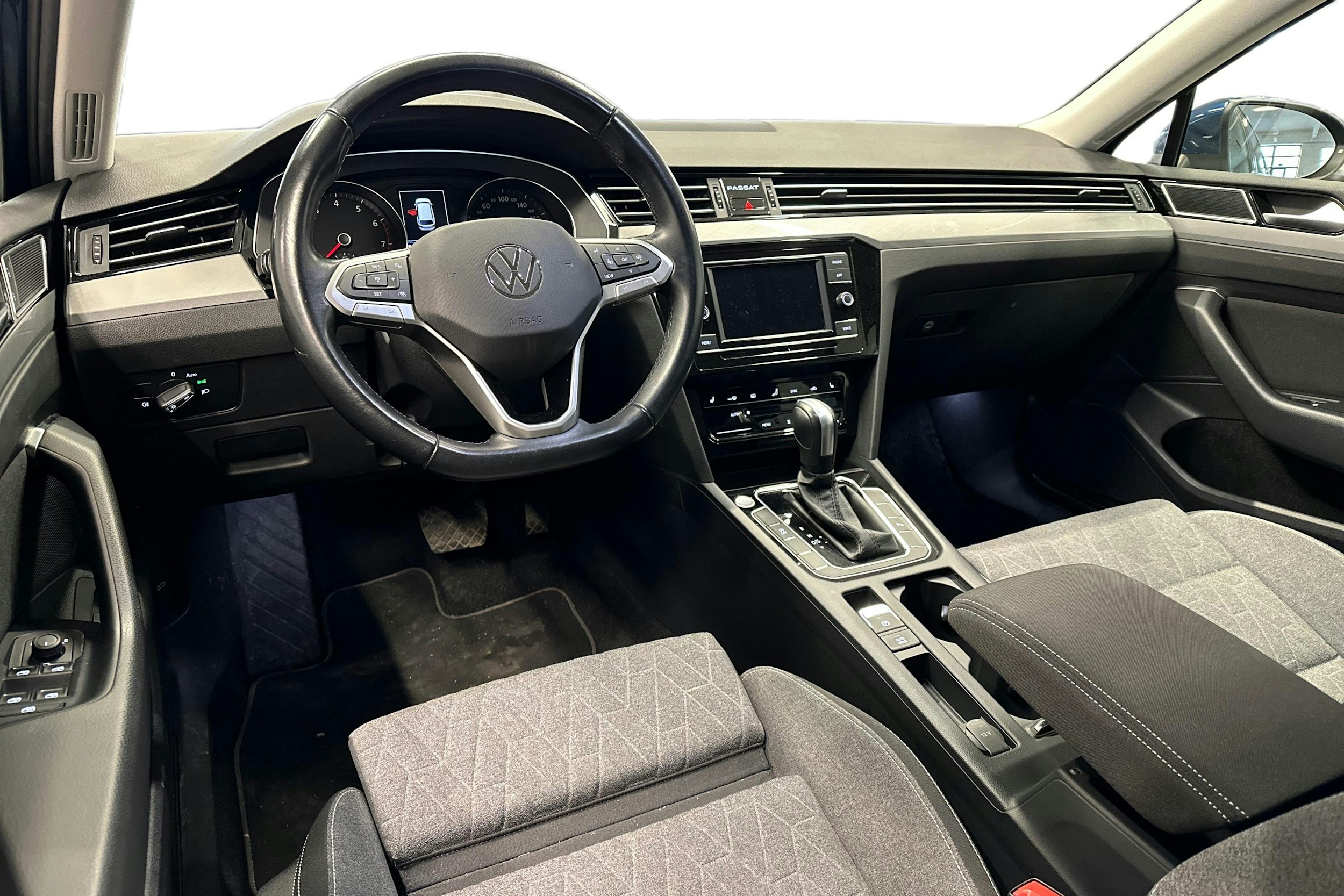 sininen Volkswagen Passat 2024 kuva 3.