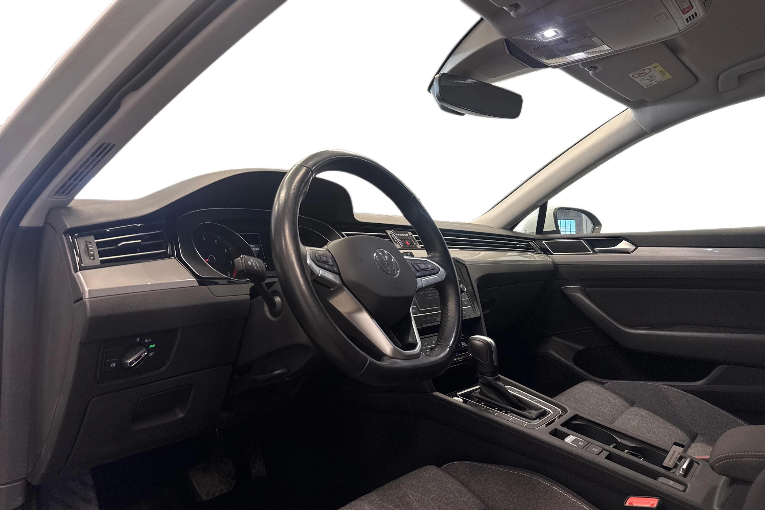 valkoinen Volkswagen Passat 2024 kuva 3.