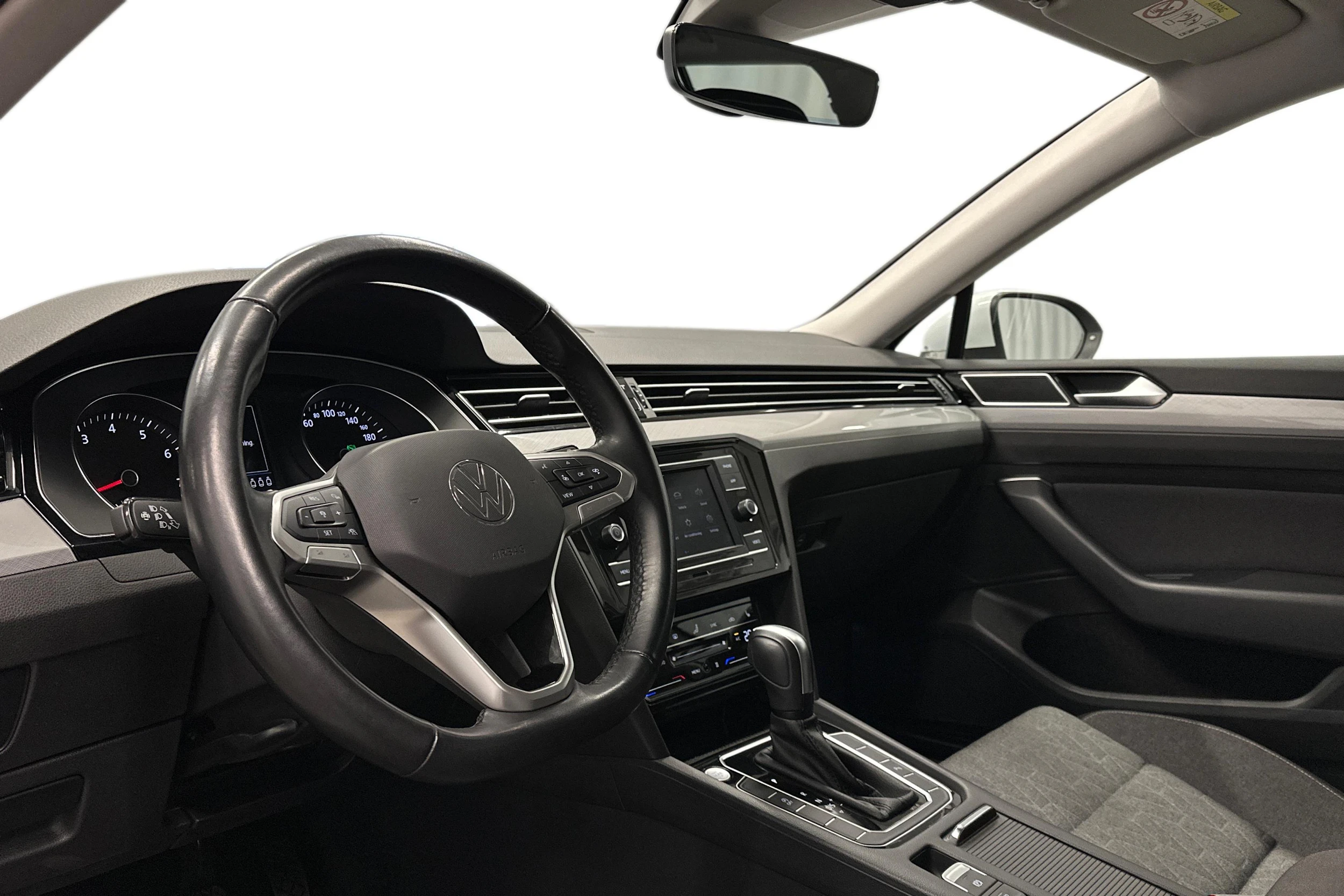 valkoinen Volkswagen Passat 2024 kuva 6.