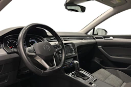 valkoinen Volkswagen Passat 2024 kuva 6.