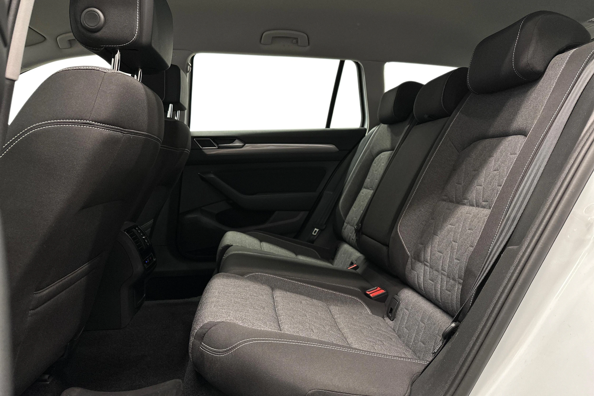valkoinen Volkswagen Passat 2024 kuva 8.