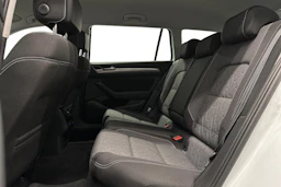 valkoinen Volkswagen Passat 2024 kuva 8.