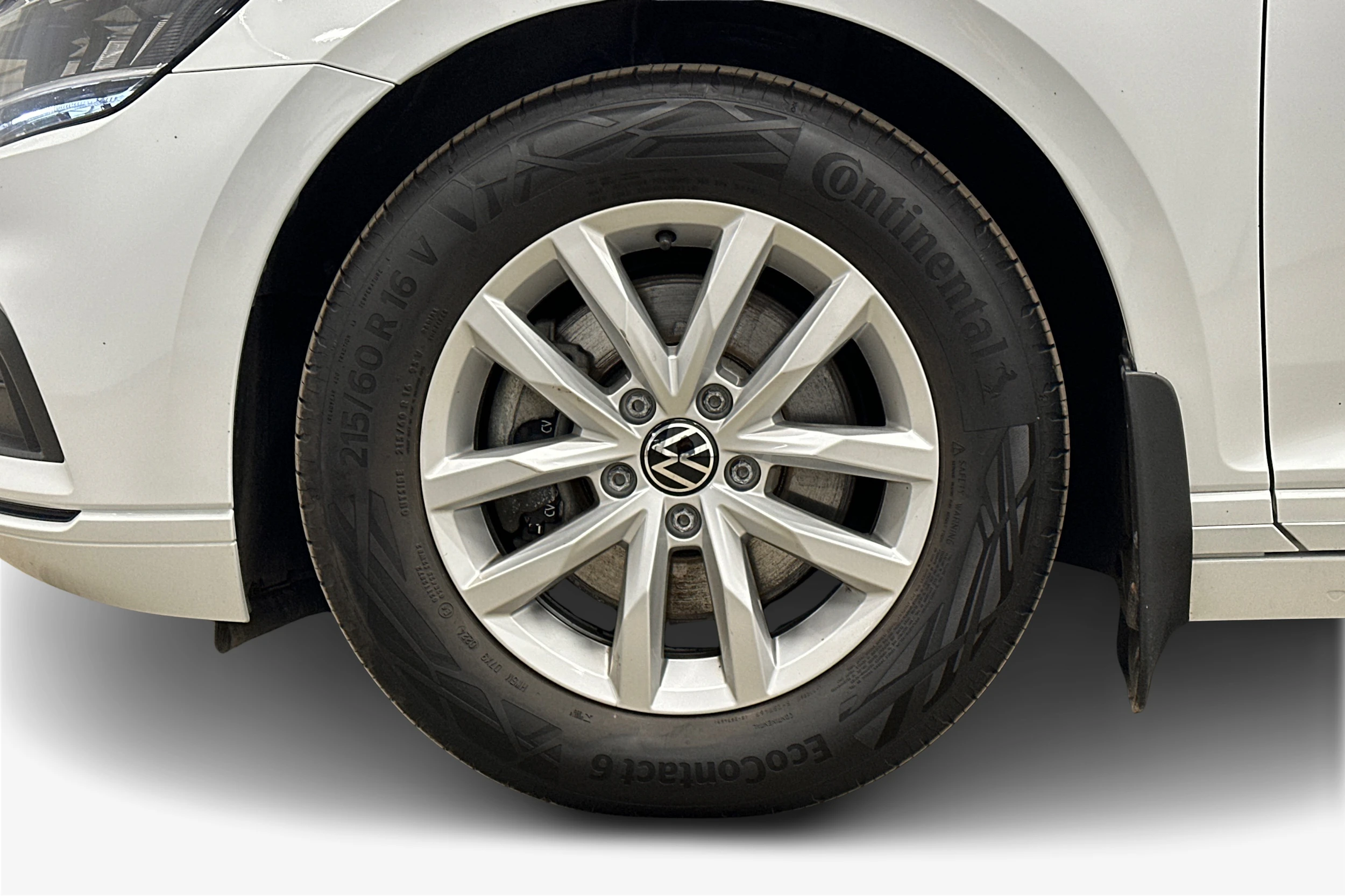 valkoinen Volkswagen Passat 2024 kuva 9.