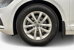 valkoinen Volkswagen Passat 2024 kuva 9.