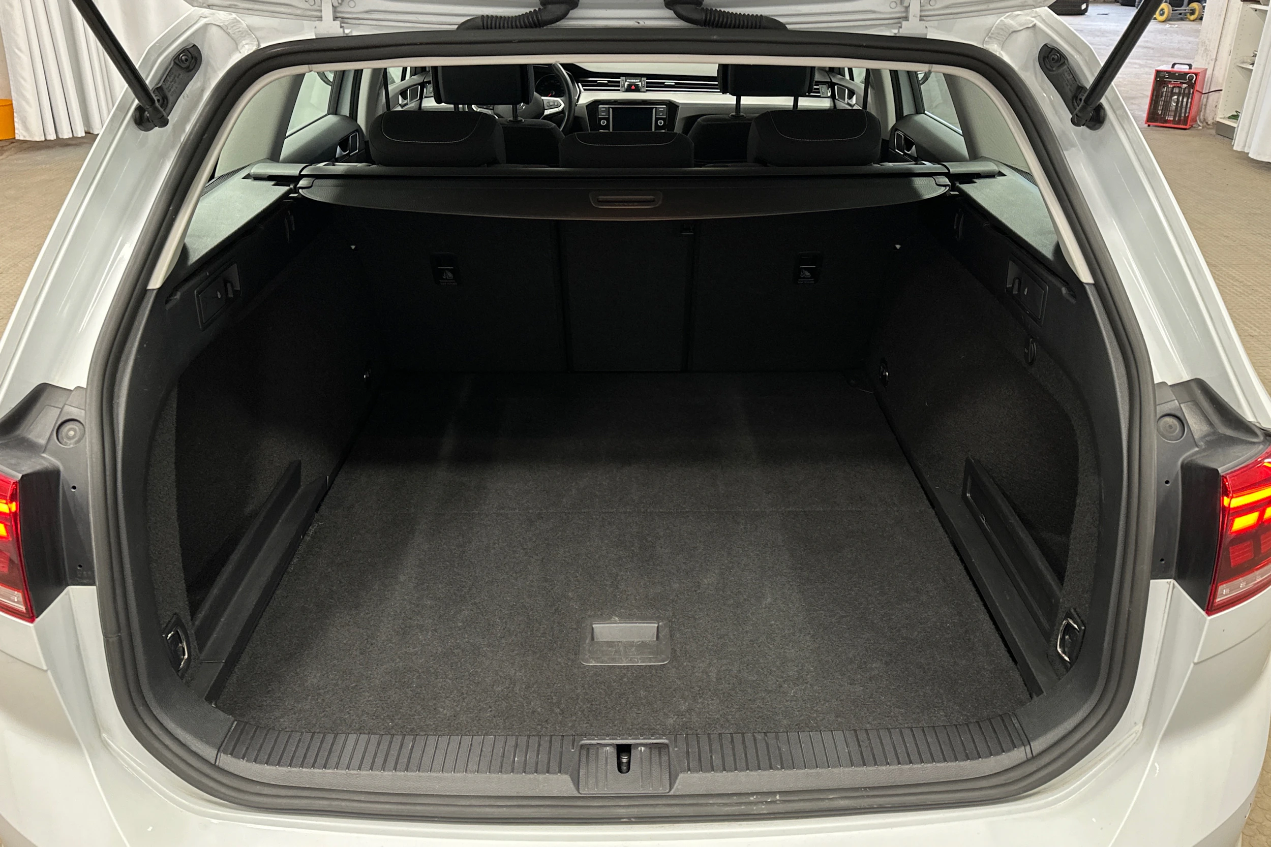 valkoinen Volkswagen Passat 2024 kuva 11.