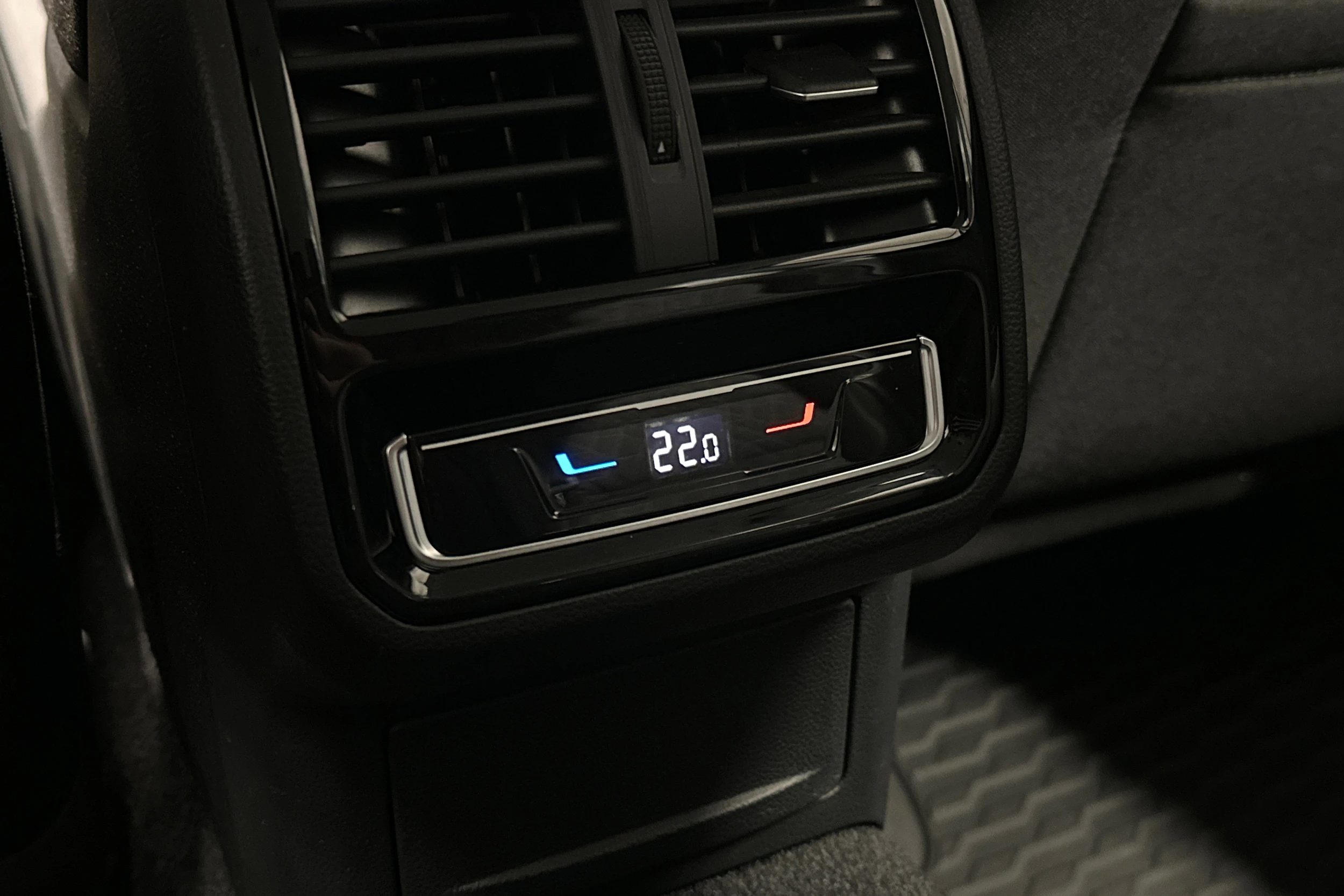 valkoinen Volkswagen Passat 2024 kuva 12.