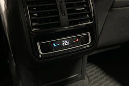 valkoinen Volkswagen Passat 2024 kuva 12.