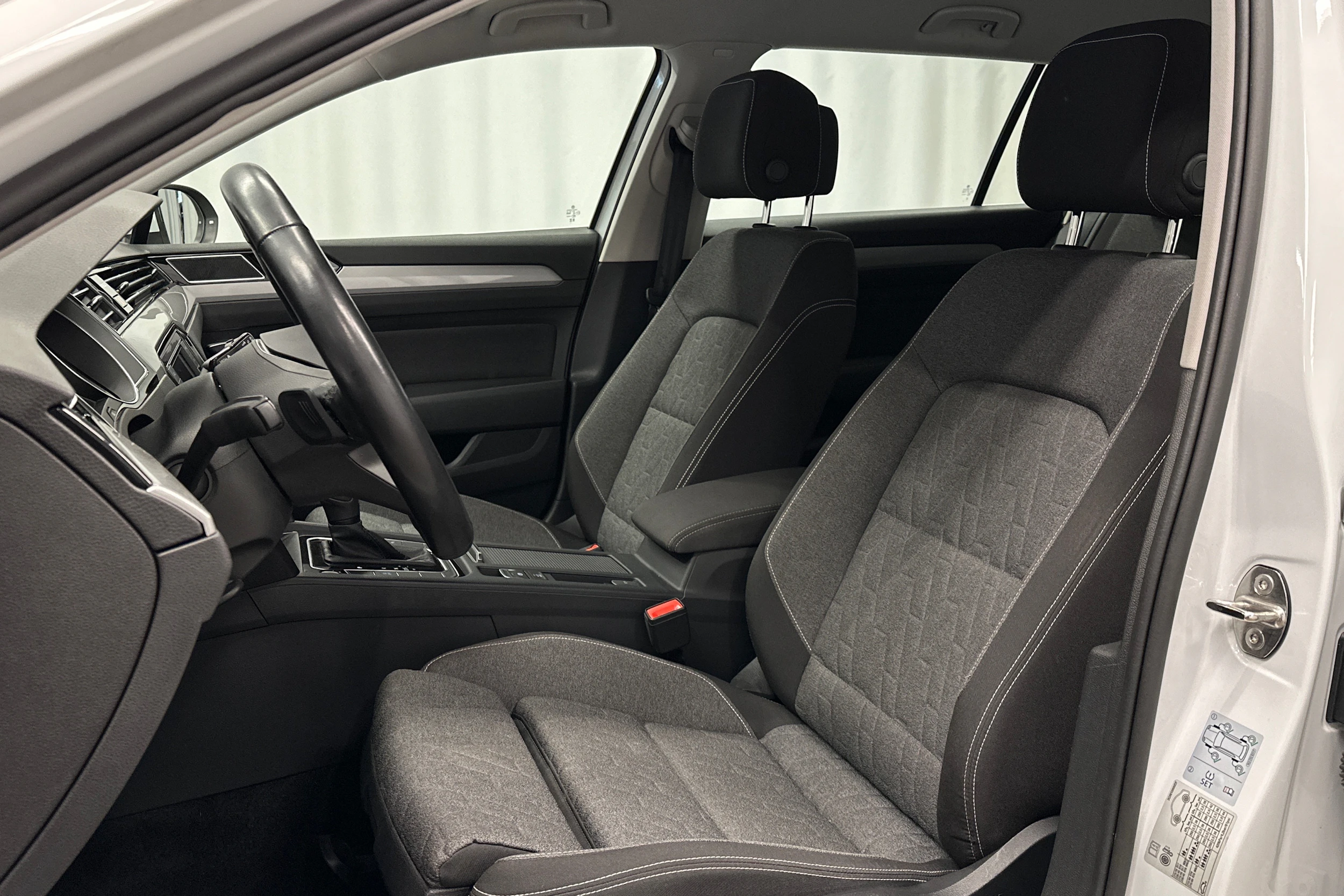 valkoinen Volkswagen Passat 2024 kuva 13.