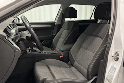 valkoinen Volkswagen Passat 2024 kuva 13.