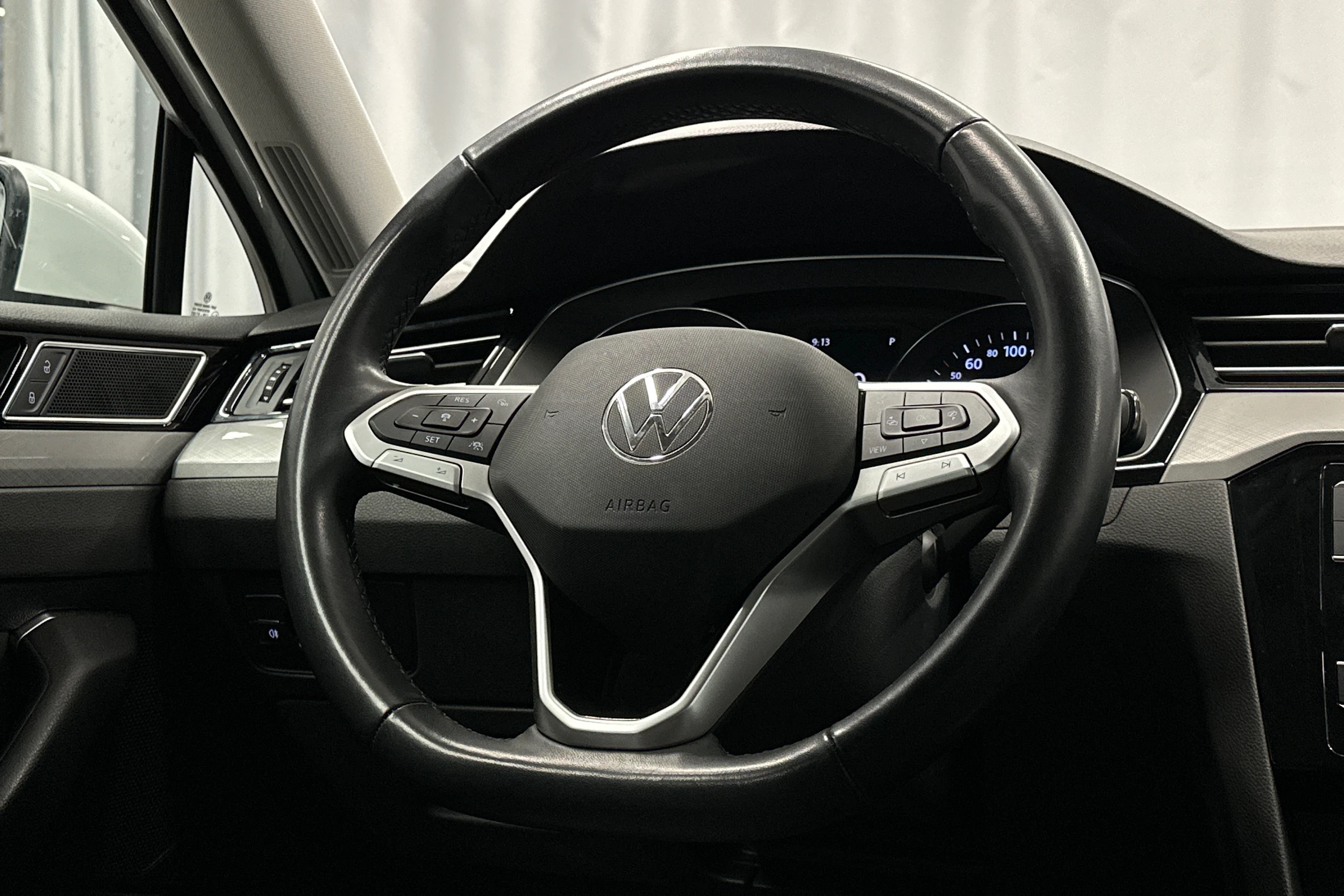 valkoinen Volkswagen Passat 2024 kuva 14.